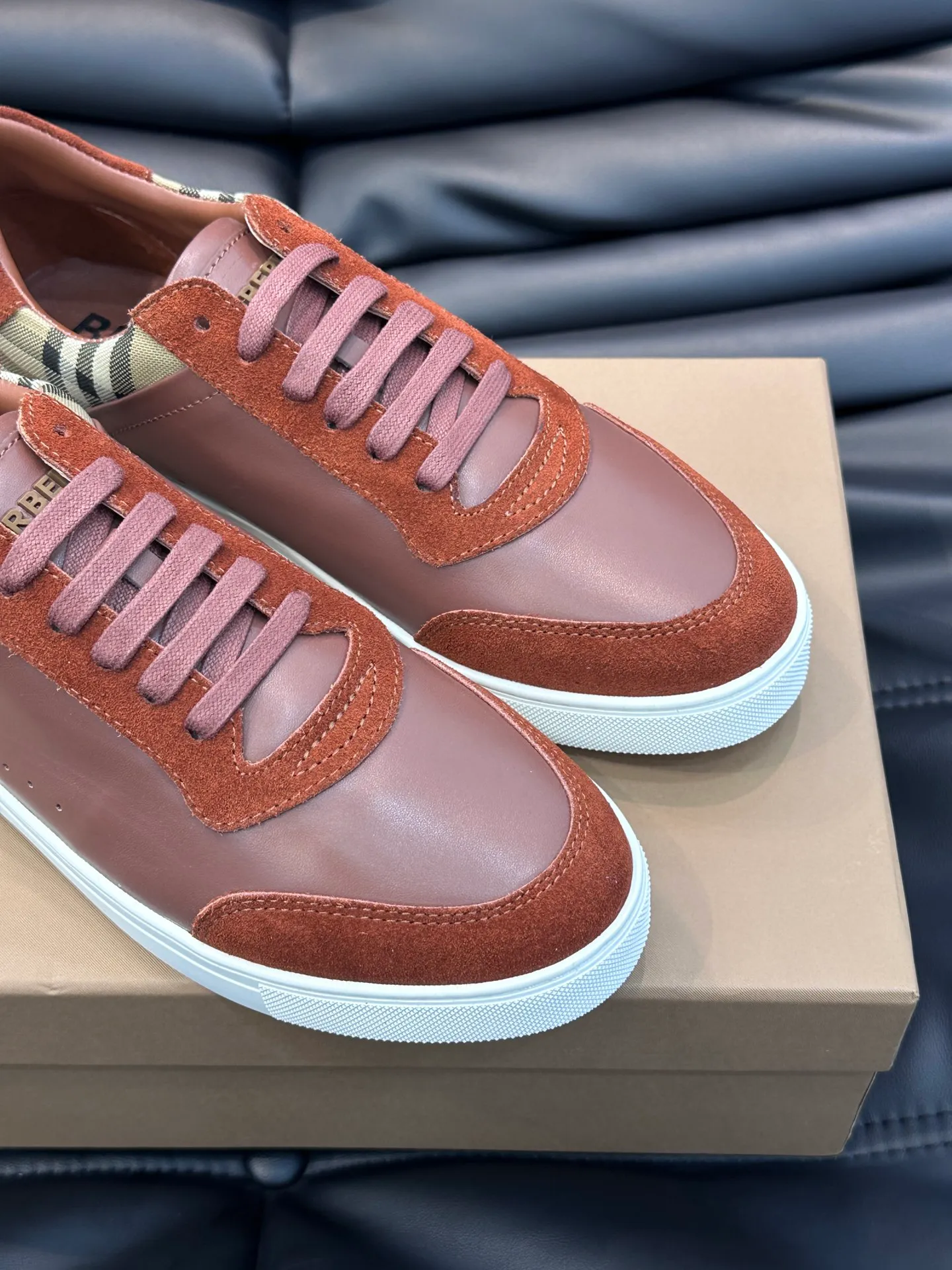 Men's shoes 💰p380 Men's classic low-top sneakers from "burberr*" are reinterpreted with Vintage retro plaid cotton and cowhide materials, and are decorated with a new brand logo. First-layer sheepskin lining, embossed Burberry lettering logo on the heel, T men's shoes 💰pU original outsole! Size: 38-44 (45 46 customized)